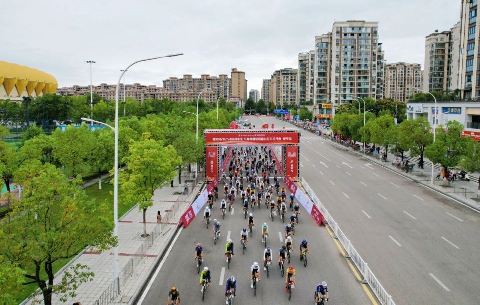 入第二圈, 赛道两旁的, qcAA